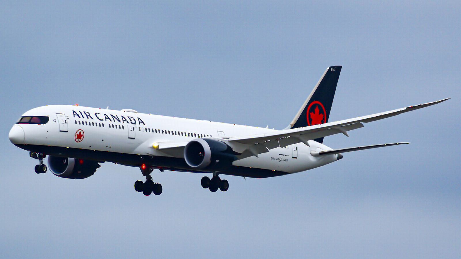 Air Canada Boeing 787-9 Dreamliner on approach with landing gear down