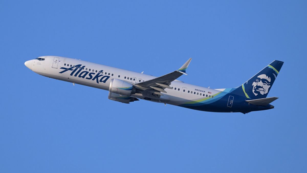 Alaska Airlines Boeing 737 MAX 9 banking against a clear blue sky