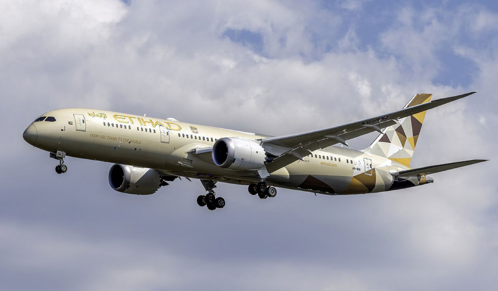 Etihad Airways Boeing 787-9 Dreamliner on final approach