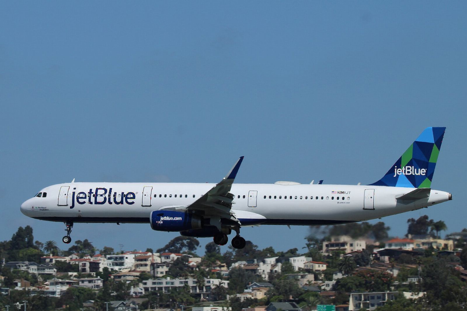 JetBlue Airbus A321 on approach over a hillside neighbourhood