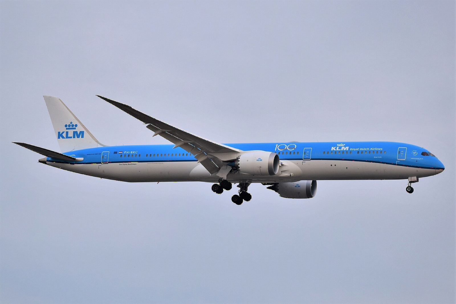 KLM Boeing 787-10 Dreamliner in its sky-blue livery on approach