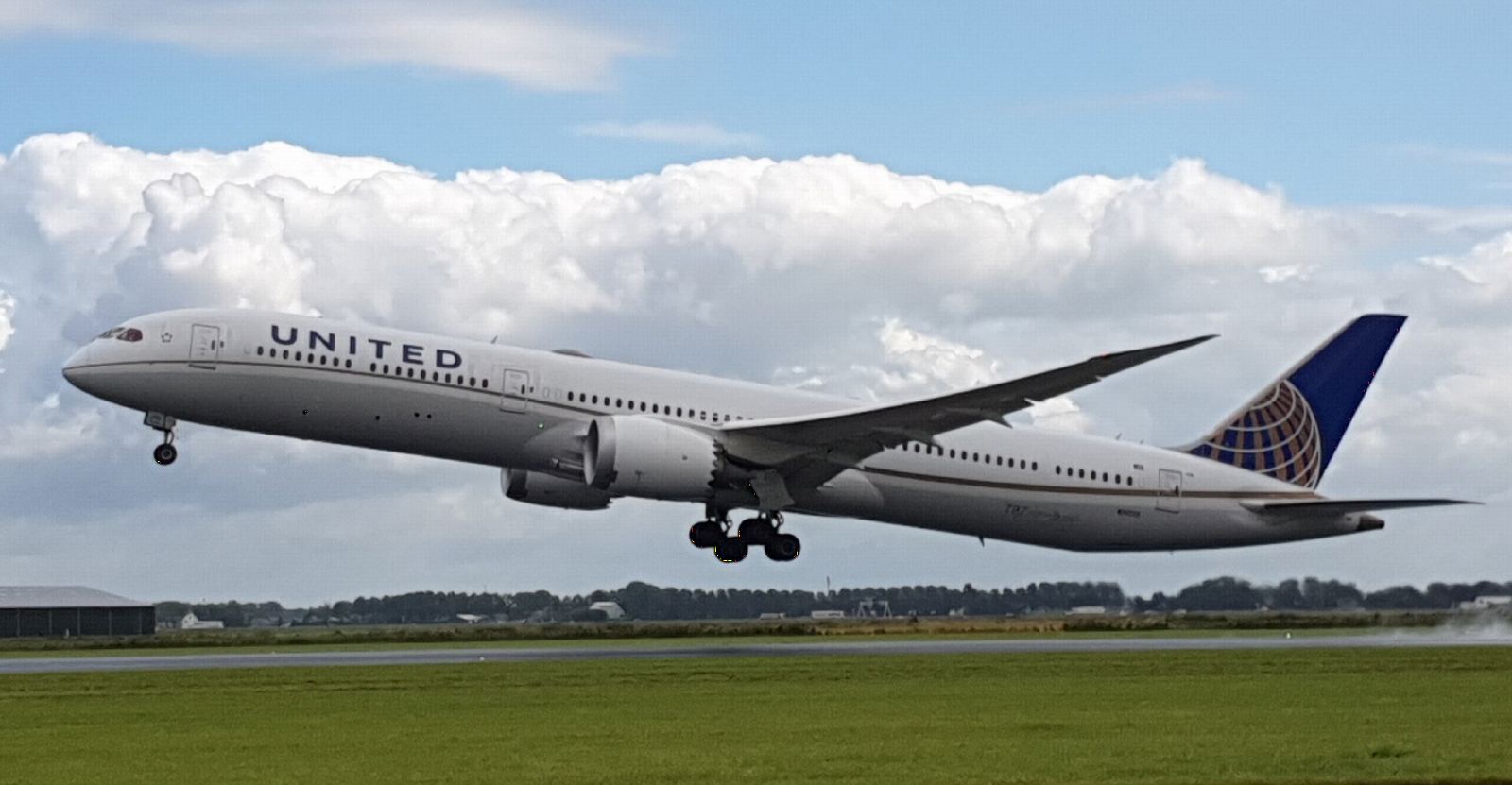 United Airlines Boeing 787-10 Dreamliner lifting off the runway