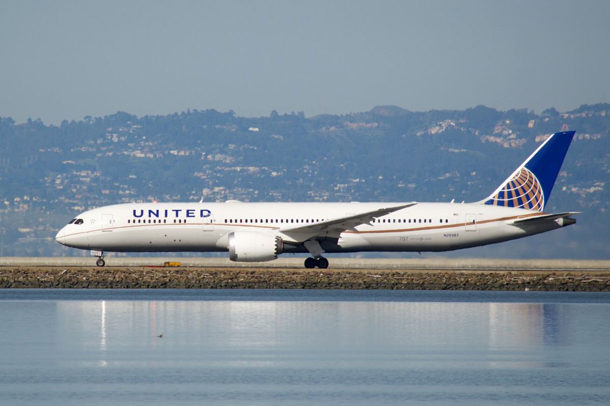 United Airlines Boeing 787-9 taxiing beside San Francisco Bay
